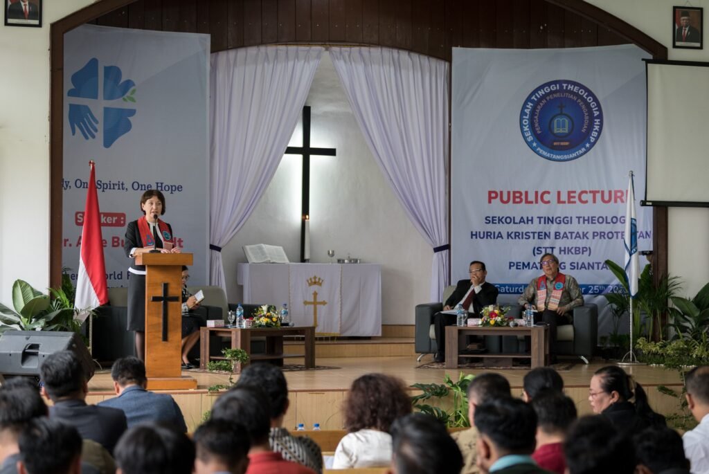 25 November 2023, Siantar, Indonesia: Lutheran World Federation general secretary Rev. Dr Anne Burghardt gives a public lecture on the topic “One Body, One Spirit, One Hope” at the Theological Seminary of the Protestant Christian Batak Church (HKBP) in Siantar.