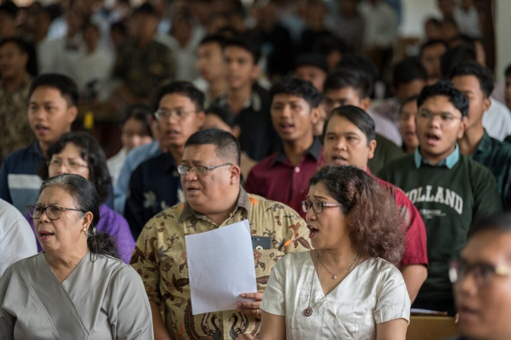 25 November 2023, Siantar, Indonesia: Students sing to welcome Lutheran World Federation general secretary Rev. Dr Anne Burghardt as she is to give a public lecture on the topic “One Body, One Spirit, One Hope” at the Theological Seminary of the Protestant Christian Batak Church (HKBP) in Siantar.