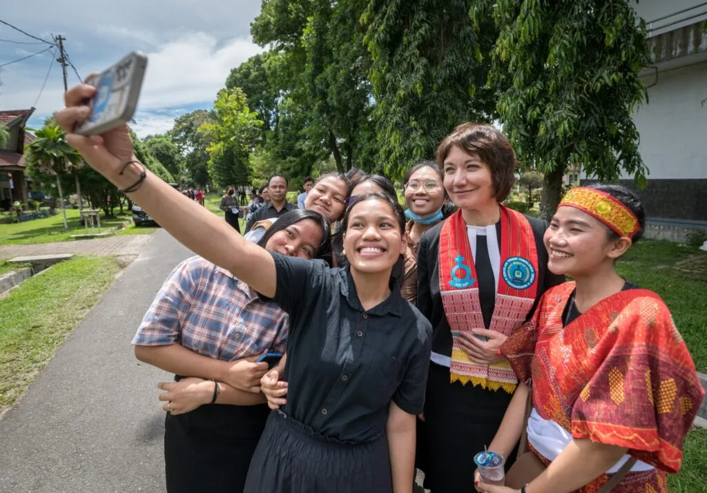 25 November 2023, Siantar, Indonesia: Lutheran World Federation general secretary Rev. Dr Anne Burghardt poses for a photo with a group of female students after giving a public lecture on the topic “One Body, One Spirit, One Hope” at the Theological Seminary of the Protestant Christian Batak Church (HKBP) in Siantar.