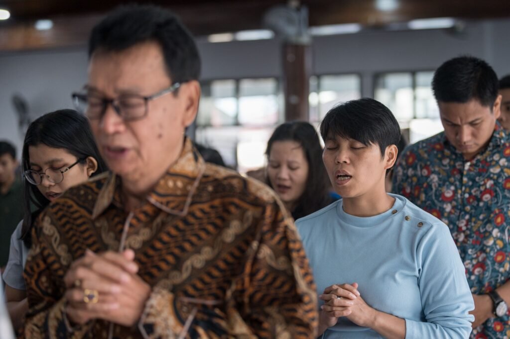 26 November 2023, Medan, Indonesia: Congregants sing and pray as Sunday service is celebrated at the GKPI Medan Kota congregation on the last Sunday of the church year. The biggest congregation of the Christian Protestant Church in Indonesia (GKPI) – a member church of the Lutheran World Federation bringing together some 268,000 members countrywide – the congregation serves a total of some 800 households in the local area.